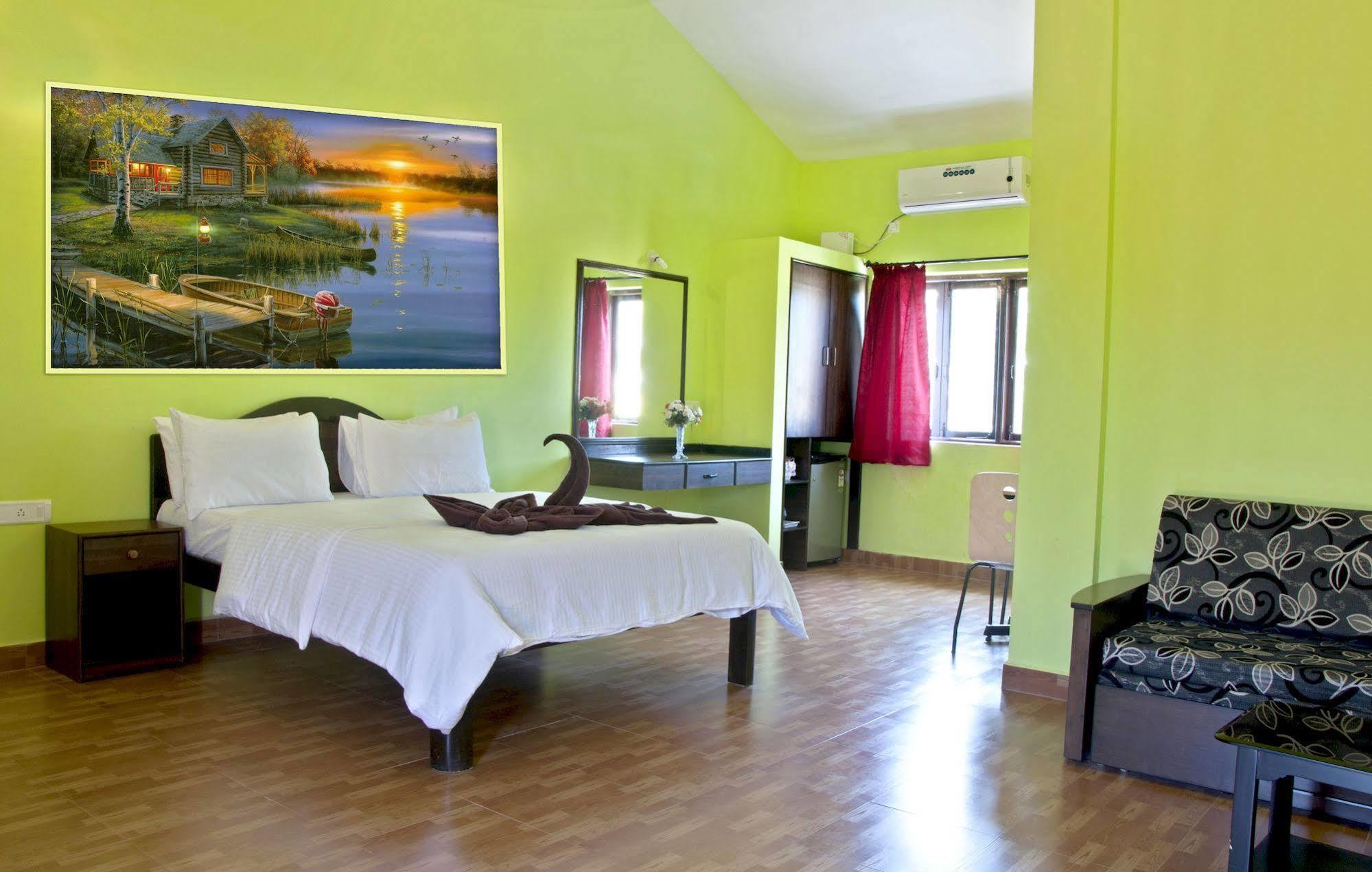 Marina Bay Beach Resort Candolim Exterior foto